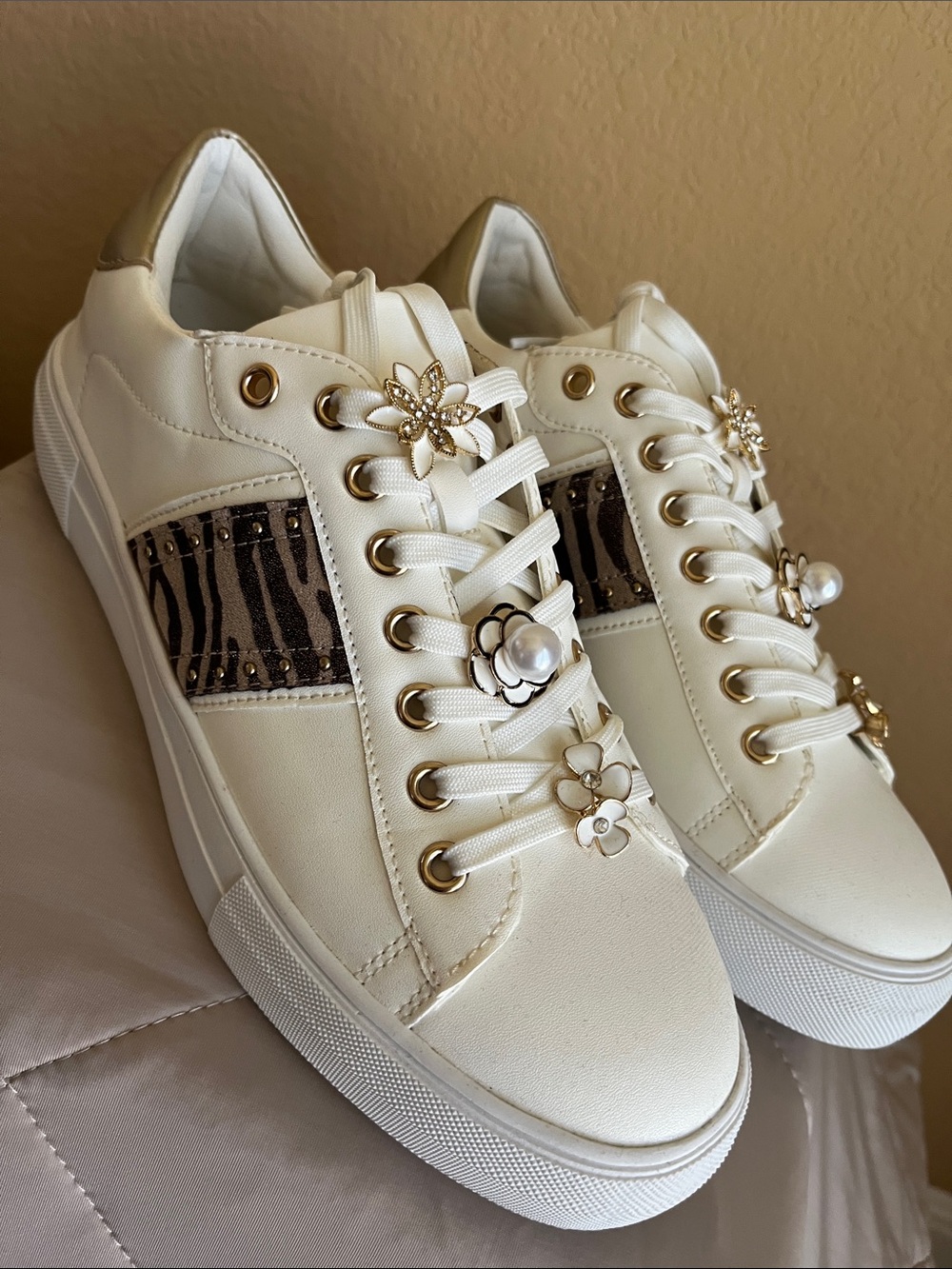 Bata Red Foam Women’s White Sneaker w/Charms + Animal Print Size 10 NEW
